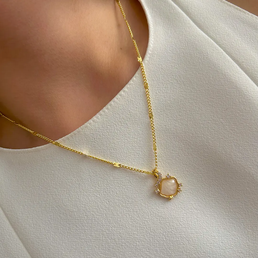 Collar Bañado en Oro Diseño Almeja Nacarada 1