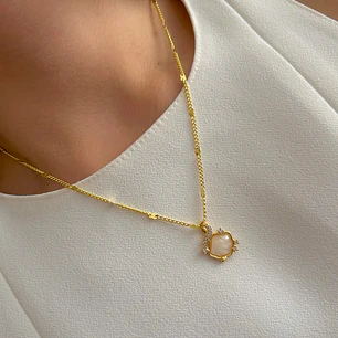 Collar Bañado en Oro Diseño Almeja Nacarada