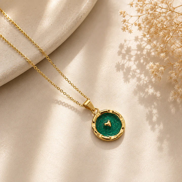 Collar Bañado en Oro Diseño Medallón Verde 1
