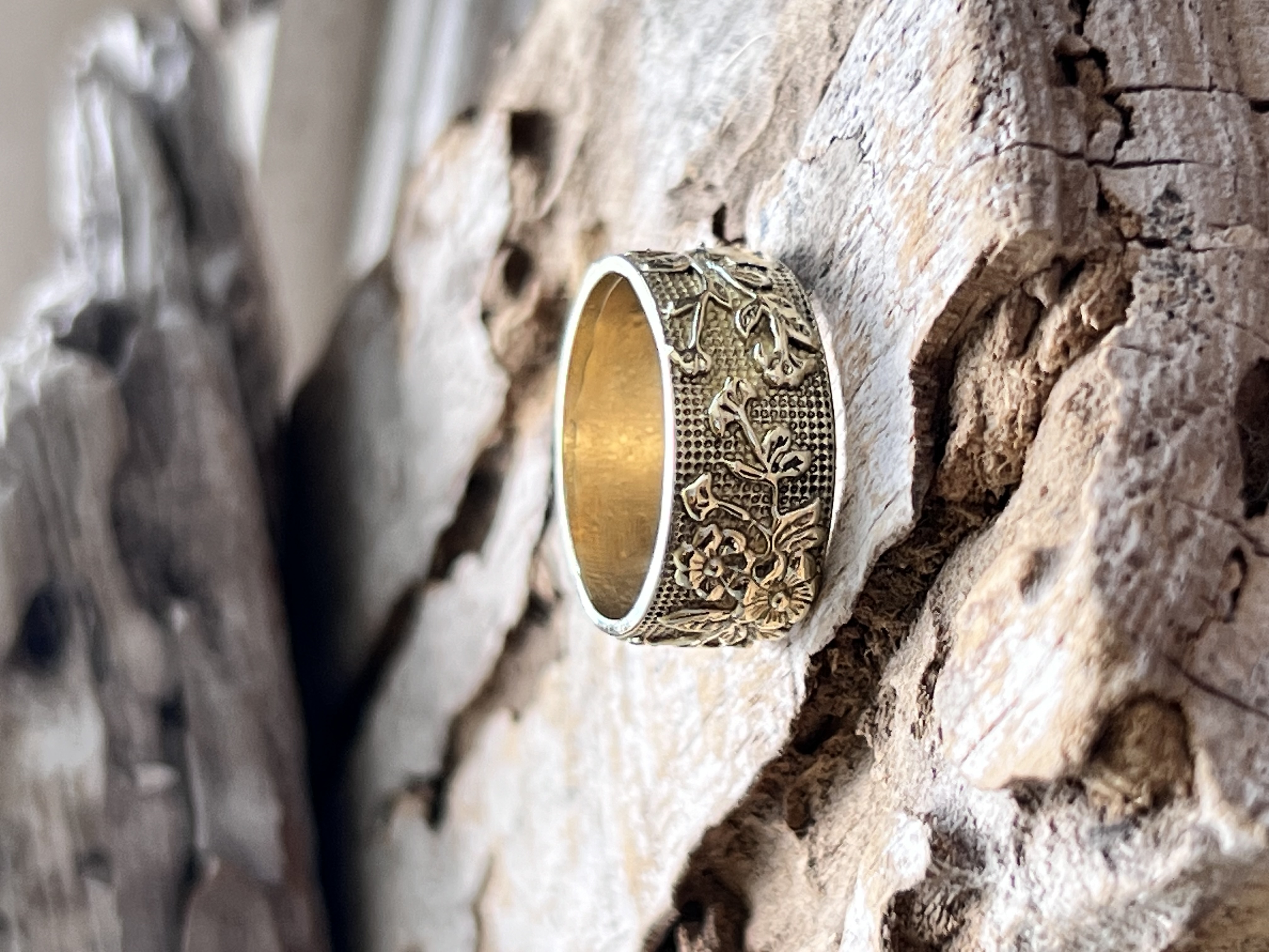 Anillo golondrina dorado