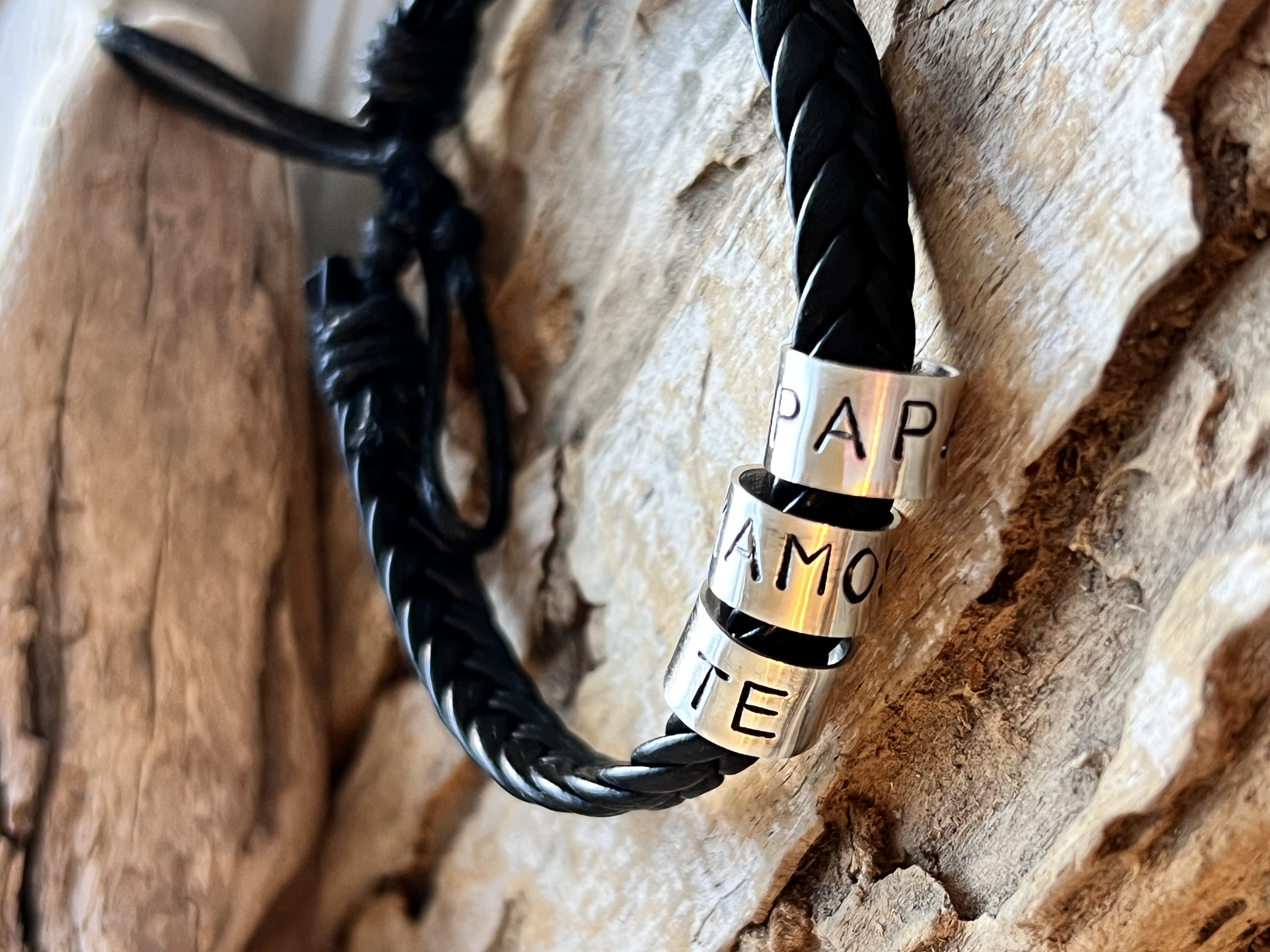 pulsera cuero amarrada