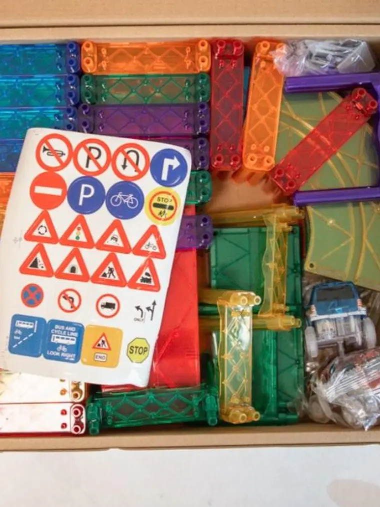 Conjunto de construção magnético - pista de carros colorida 100 peças 5