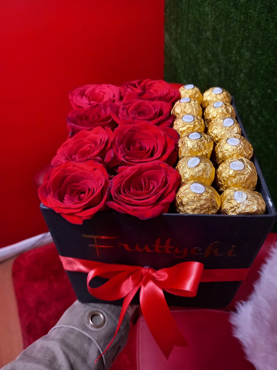 BOX CUADRADO CON 12 ROSAS IMPORTADAS