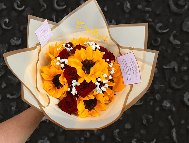 RAMO DE ROSAS CON GIRASOLES