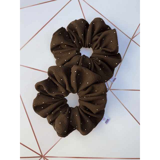 Scrunchie xl café tachas 