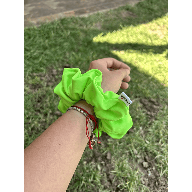 Scrunchie mediano verde fluorescente 