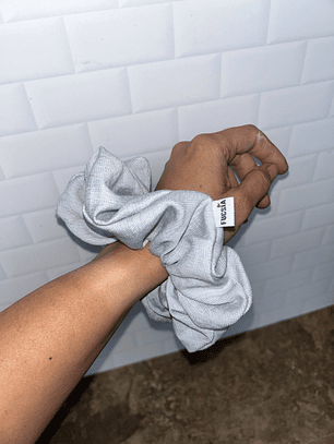 Scrunchie mediano celeste lino 