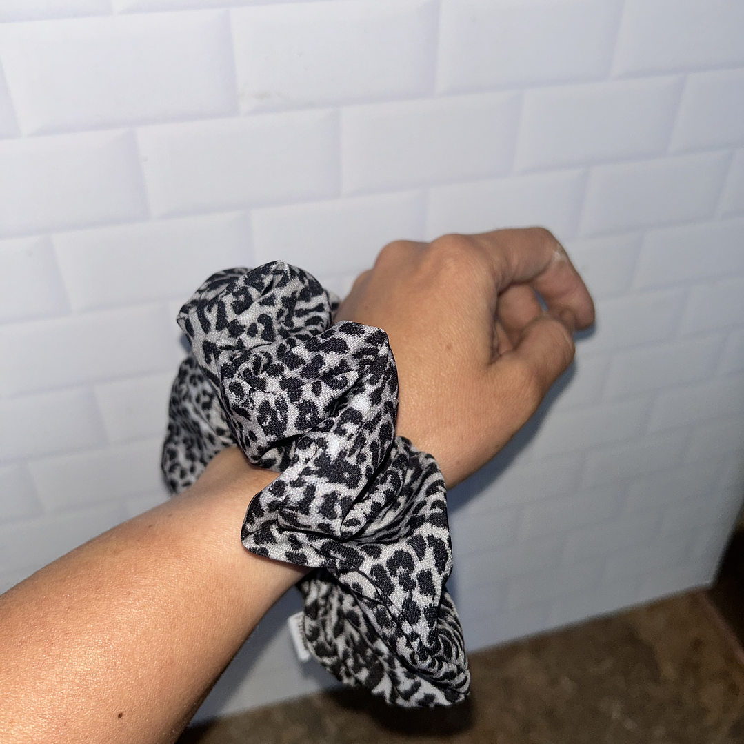Scrunchie mediano animal print negro 1