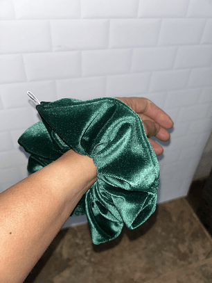 Scrunchie mediano verde terciopelo