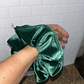 Scrunchie mediano verde terciopelo - Miniatura 1