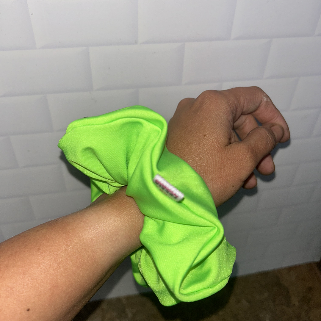 Scrunchie mediano verde flúor  1