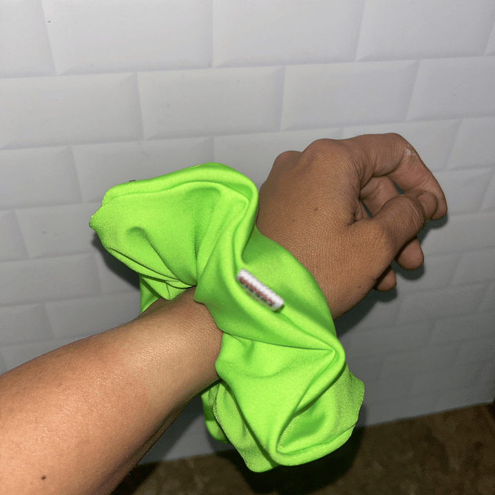 Scrunchie mediano verde flúor  1