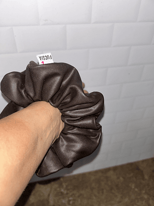 Scrunchie mediano café cuerina  