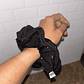 Scrunchie mediano negro tachas - Miniatura 1