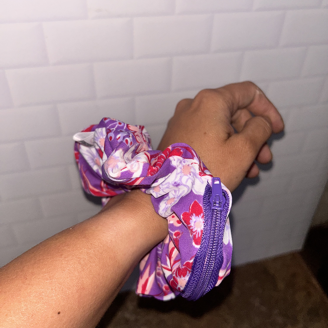 Scrunchie mediano cierre lila  1