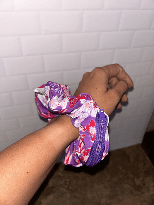 Scrunchie mediano cierre lila 