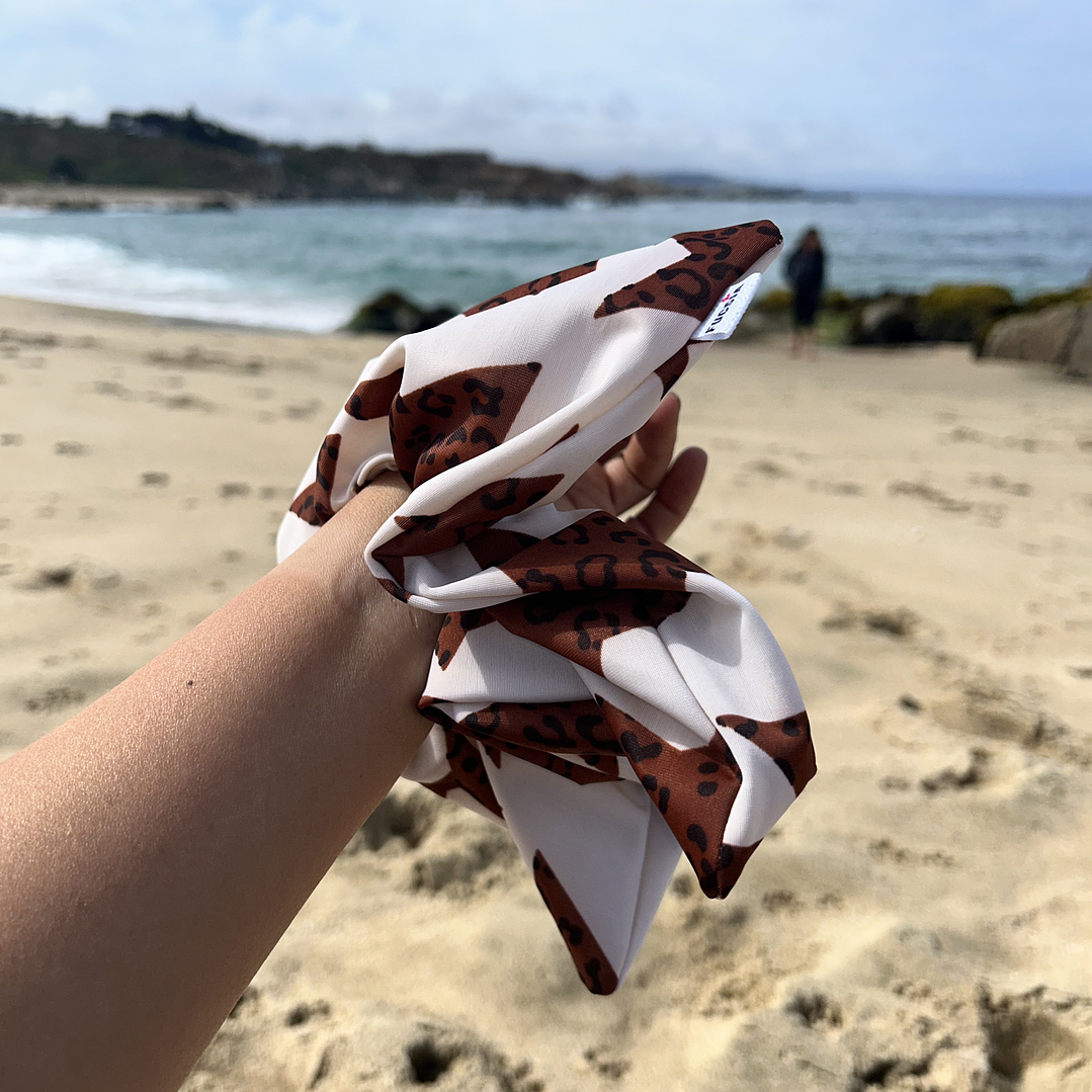 Scrunchies cuadrado beige estrella  1