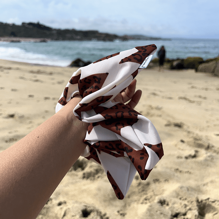 Scrunchies cuadrado beige estrella  1