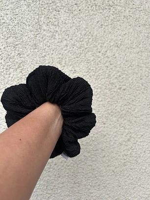 Scrunchie mediano negro textura 