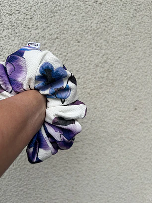 Scrunchie mediano flores morado 