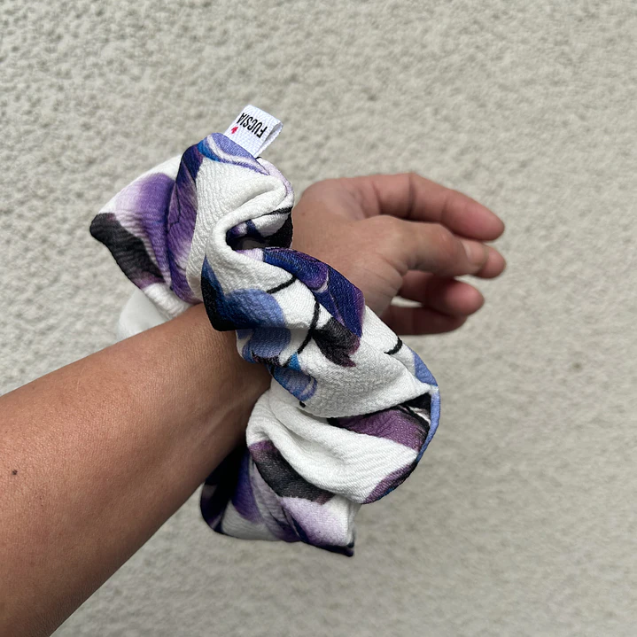 Scrunchie mediano flores morado  2