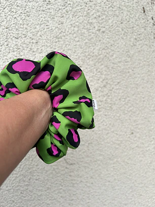 Scrunchie mediano verde animal print  