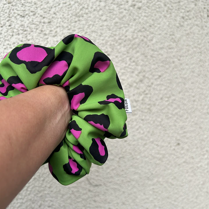 Scrunchie mediano verde animal print   1