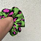 Scrunchie mediano verde animal print   - Miniatura 1