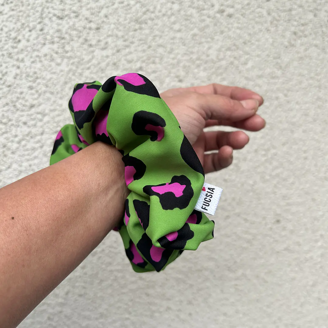 Scrunchie mediano verde animal print   2