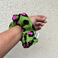 Scrunchie mediano verde animal print   - Miniatura 2