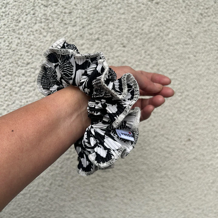 Scrunchie mediano plisado flores  1