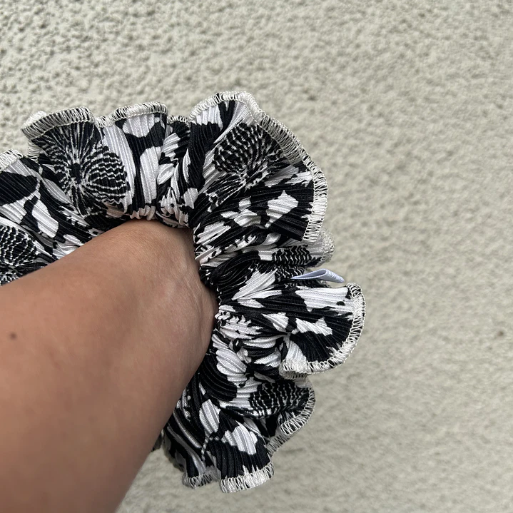 Scrunchie mediano plisado flores  2