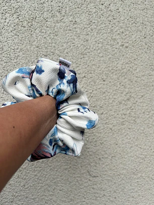 Scrunchie mediano flores celeste 