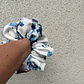 Scrunchie mediano flores celeste  - Miniatura 1