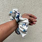 Scrunchie mediano flores celeste  - Miniatura 2
