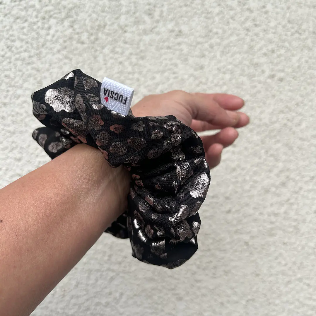 Scrunchie mediano animal print plateado  1