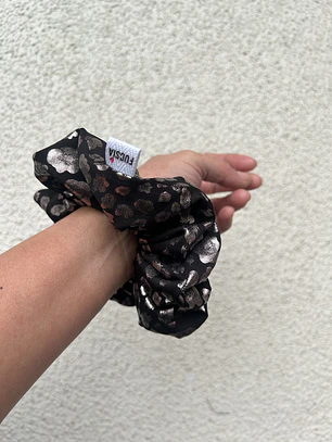 Scrunchie mediano animal print plateado 