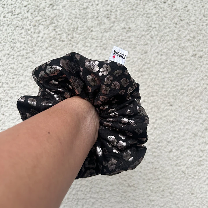 Scrunchie mediano animal print plateado  2