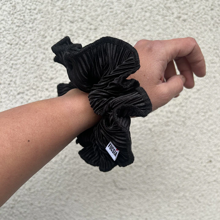 Scrunchie mediano negro plisado 2