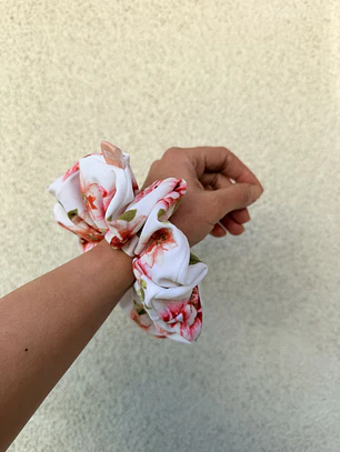 Scrunchie mediano flores 