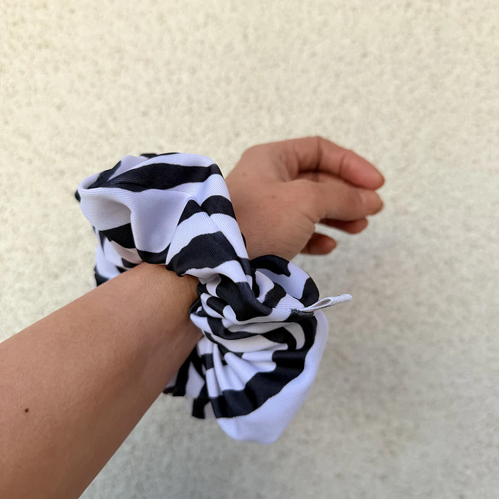 Scrunchie mediano cebra  1