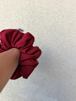 Scrunchie mediano burdeo 