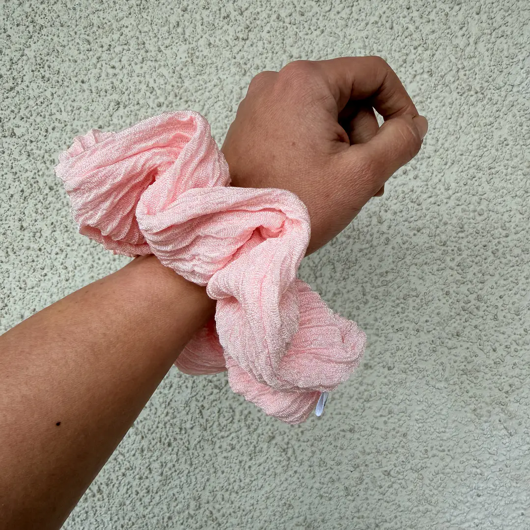 Scrunchie mediano rosa textura    1