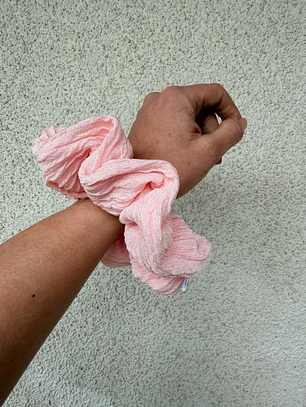 Scrunchie mediano rosa textura   