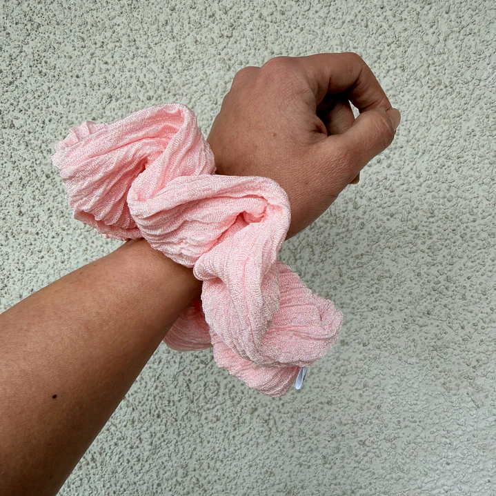 Scrunchie mediano rosa textura    3