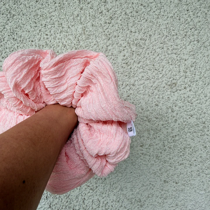 Scrunchie mediano rosa textura    4