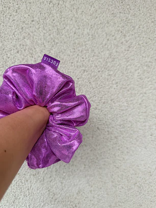 Scrunchie mediano morado brillo  