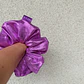 Scrunchie mediano morado brillo   - Miniatura 1
