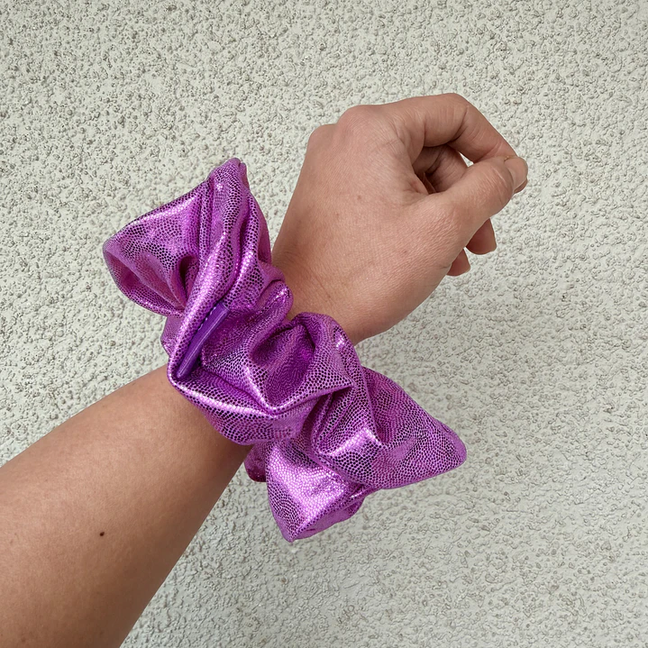 Scrunchie mediano morado brillo   2