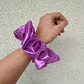 Scrunchie mediano morado brillo   - Miniatura 2